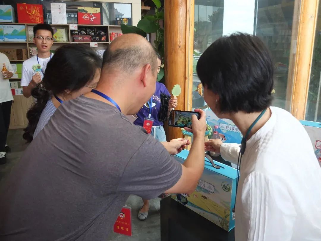 1726721725463237.jpg 市政協視察都投集團都江堰青城山城市品牌店4.jpg